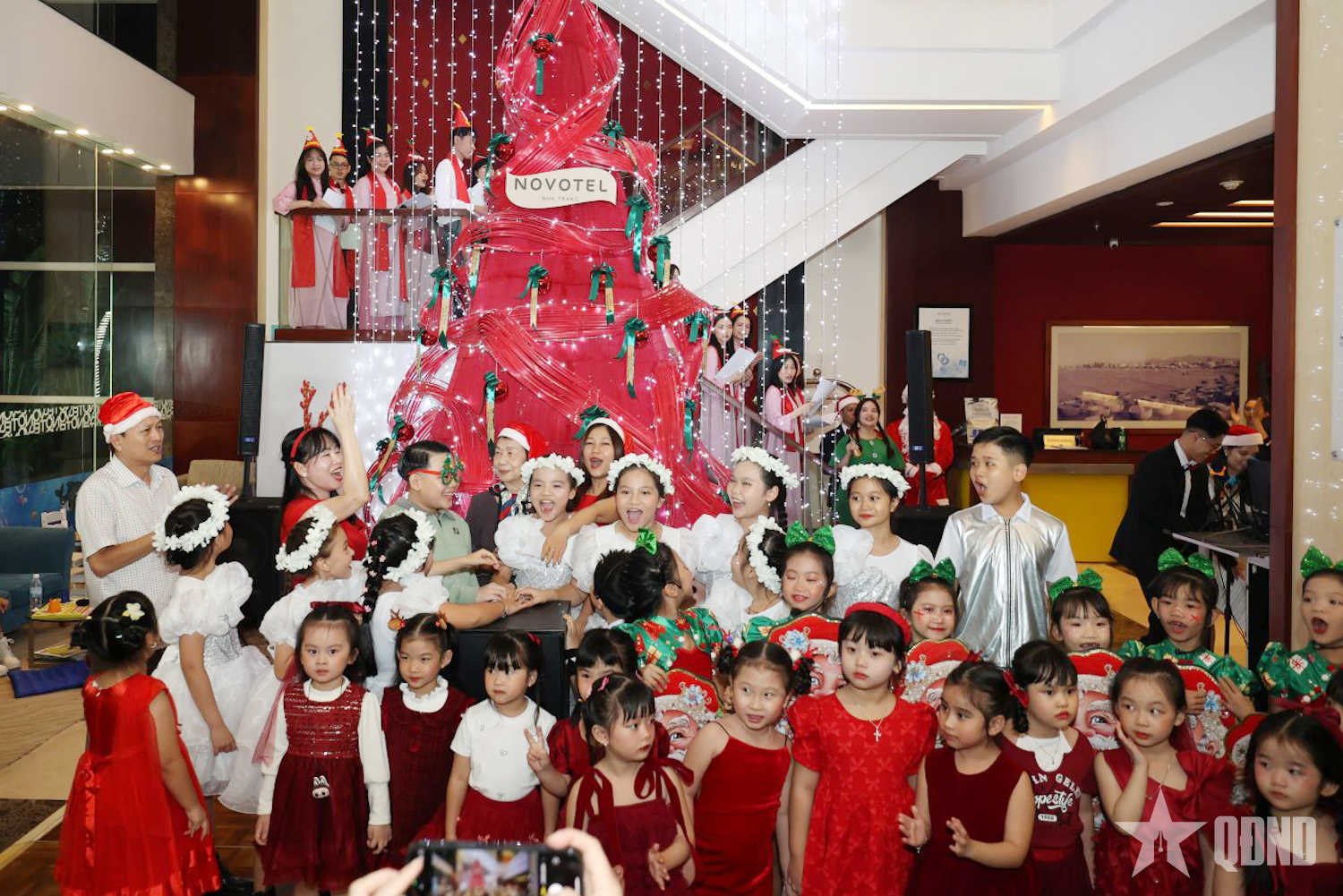 Chương trình thiện nguyện thắp sáng cây thông Noel tại Nha Trang